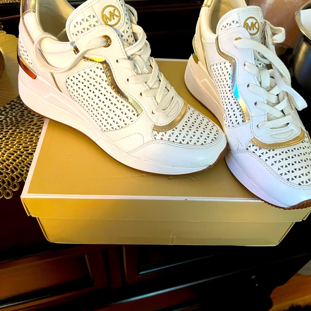 Women’s  Ootic white MK Crista trainer excellent condition